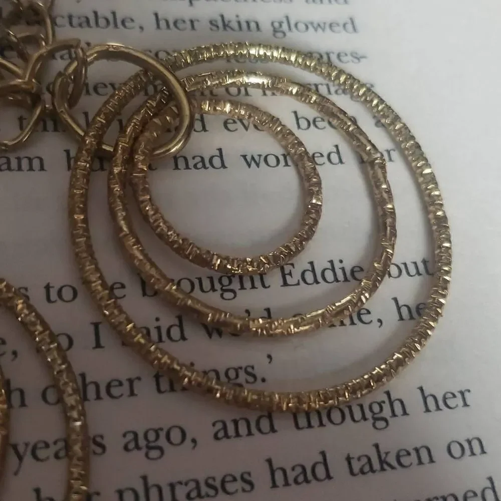 ‎Golden Circle Hooped Rings Necklace